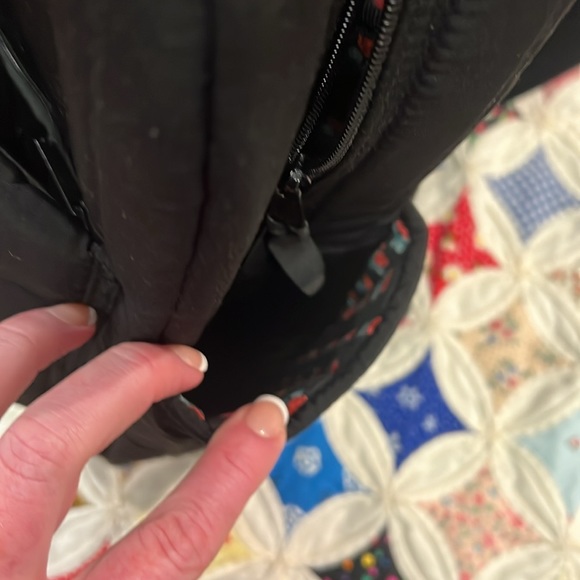 Vera Bradley laptop/tablet bag. Padded pocket for electronics. Zip front pocket - Picture 6 of 6